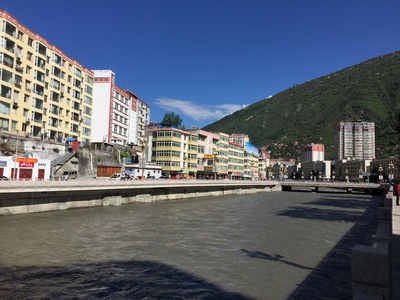 马尔康县滨河路、美谷街改造项目